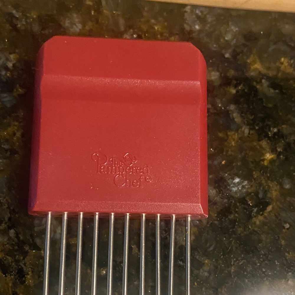 The Pampered Chef Bundle Small Ridge Baker, Garlic Press, Cut n Seal, Veg Holder - Picture 5 of 8